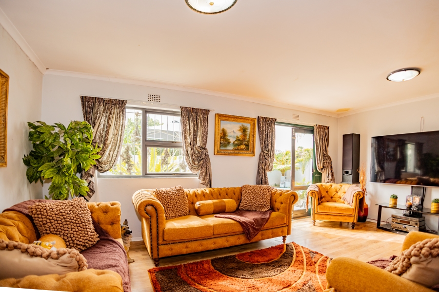 5 Bedroom Property for Sale in Loucharmante Western Cape